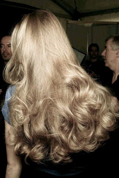 Blowout Blonde Hair, Roundbrush Blowout, Long Blonde Hair Aesthetic, Natalie Aesthetic, Curly Blowout, Aurora Hair, Blonde Haircut, Poofy Hair, Blonde Wavy Hair