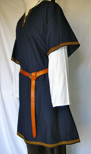 viking tunic - Google Search Viking Knot, Norse Clothing, Viking Tunic, Medieval Garb, Medieval Clothes, Viking Men, Chinese Style Dress, Nordic Vikings, Viking Clothing