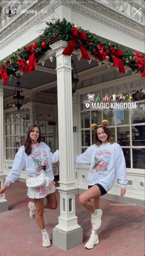 Disney During Christmas Outfits, Disney Outfit December, Cold Disney World Outfits, Cold Disney Day Outfit, Matching Christmas Outfits Friends, Disney Parks Christmas Outfits, Christmas Universal Studios Outfit, Cute Disney Christmas Outfits, Disney Outfits Friends