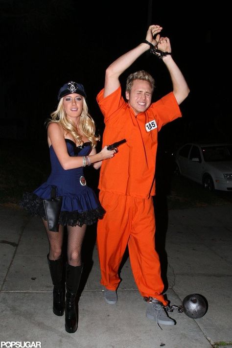 Heidi Montag and Spencer Pratt as a Police Officer and an Inmate; this is SO cute! Disfarces Halloween, Partner Costumes, Halloween Costume Couple, Halloween Costumes Pictures, Cute Couples Costumes, Kostuum Halloween, Best Couples Costumes, Costume Carnaval, Costumes Pictures