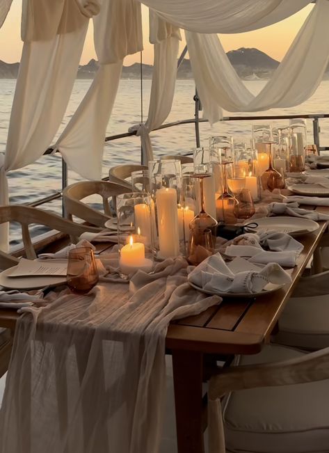 Boat Dinner Party, Beach Dinner Ideas Decor, Beach Wedding Dinner Table, Yacht Dinner Party, Boat Rehearsal Dinner, Yacht Table Decor, Beach Wedding Food Ideas, Yacht Table Settings, Yacht Wedding Decor