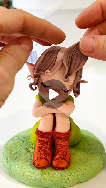 Clay Figurine Tutorial, Fondant Fairies, Fondant People Tutorial, Cake Fondant Decorating, Doll Cottage, Fondant People, Fondant Cake Tutorial, Tinkerbell Cake, Sugar Flowers Tutorial