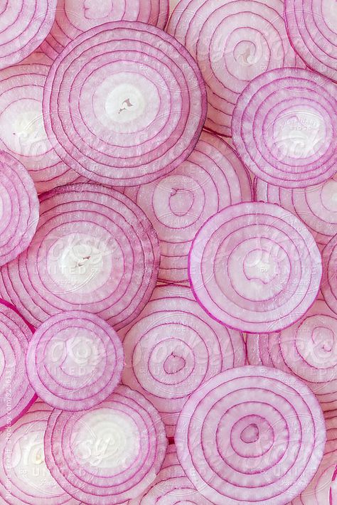 Sliced red onion rings by Nadine Greeff Vegetables Photography, Geometry In Nature, Pattern Photography, Amoled Wallpapers, Food Texture, Fruit Photography, Texture Inspiration, Texture Photography, Red Onions