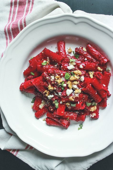 Beetroot Sauce, Handmade Pasta Recipe, Beet Sauce, Beetroot Pasta, Twisted Pasta, Beet Pasta, Cottage Cheese Pasta, Pasta Vegetarian, Roasted Beetroot