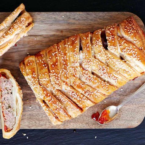 Boxing Day buffet: recipes to bring to the table Boxing Day Buffet, Boxing Day Food, Christmas Leftovers Recipes, Sausage Rolls Recipe, Picnic Recipes, Christmas Buffet, Sausage Roll, Afternoon Tea Recipes, Savoury Biscuits