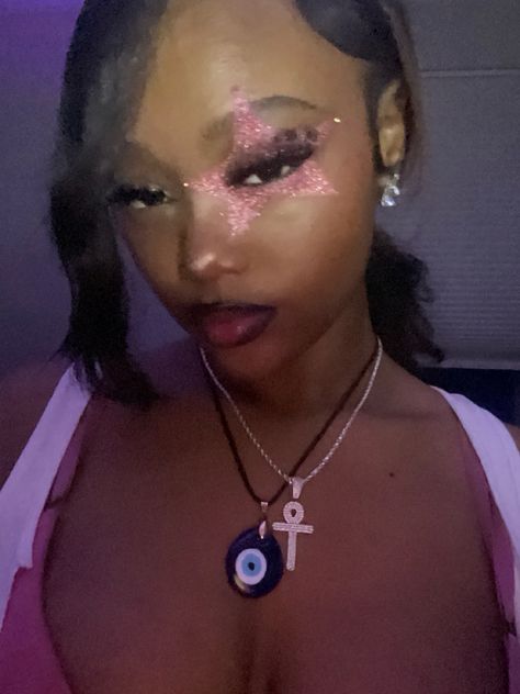 Star makeup glitter pink y2k pink punk black girl makeup black girl alt makeup glitter pink Pink Star Makeup Looks, Lifted Look Makeup, Makeup Ideas Rave, Y2k Rave Makeup, Makeup Ideas Extra, Makeup Dots On Face, Star Around Eye Makeup, How To Do Star Makeup, Easy Cool Makeup Looks