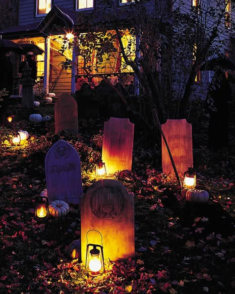 Front Yard Halloween Decorations, Fall Yard Decor, Dekorasi Halloween, Halloween Diy Outdoor, Halloween Outside, Halloween Decorations Diy, Image Halloween, Outdoor Halloween Decorations, Halloween Graveyard