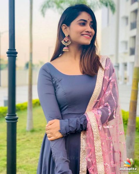 Shivani Narayanan, Silk Kurta, Unique Blouse, Dress Indian Style, Actress Pics, Movie Reviews, Indian Beauty Saree, Actress Photos