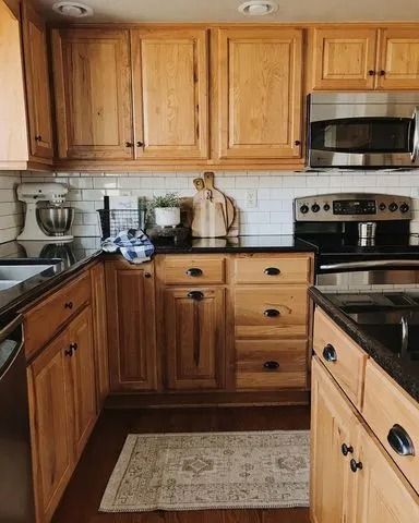 12 Classic Color Schemes for Kitchens With Hickory Cabinets Hickory Cabinets Black Countertops, Hickory Cabinets Kitchen, Natural Hickory Cabinets, Cabinet Update, Pine Kitchen Cabinets, Hickory Kitchen Cabinets, Hickory Kitchen, Honey Oak Cabinets, Moms Kitchen