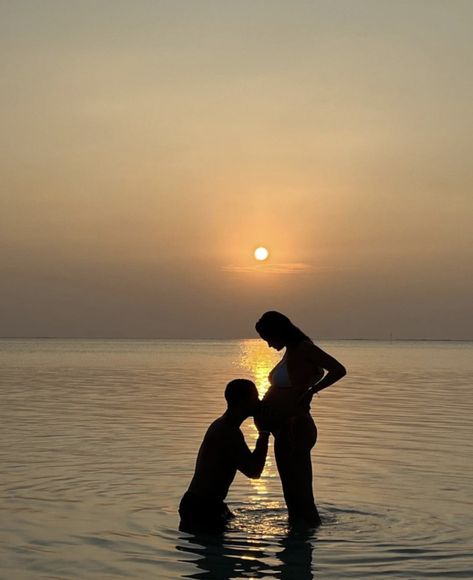 Beach Babymoon, Shooting Photo Couple, Maternity Shoot Beach, Shooting Couple, Maternity Photography Poses Outdoors, Cute Pregnancy Pictures, Pregnancy Belly Photos, Maternity Photography Poses Pregnancy Pics, Couple Pregnancy Photoshoot