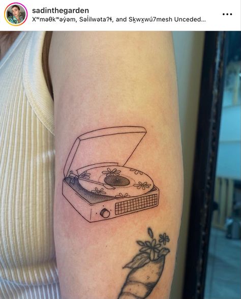 Record Tattoo Ideas, Cute Music Tattoos, Vinyl Tattoo Record, Record Tattoo Vinyl, Fashion Tattoo Ideas, Phonograph Tattoo, Vinyl Record Tattoo, Record Tattoo, Record Player Tattoo