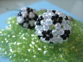 Soccer Ball Crafts, Soccer Crafts, Beaded Creatures, Jewelry Making Ideas, Diy Wire Jewelry Rings, Ball Pattern, Beads Patterns, Beadwork Tutorial, Beaded Bead