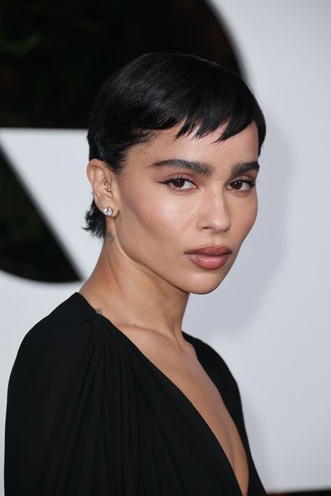 Celeb Haircuts, Zoë Kravitz, Pixie Bob Haircut, Hair To One Side, Short Bangs, Zoe Kravitz, Trending Haircuts, Short Pixie, Short Hair Cuts For Women