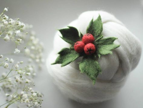 Christmas Berries, Leaf Ornament, Felt Christmas Decorations, Cream Flowers, Christmas Pins, Red Felt, Handcrafted Accessories, Floral Accessories, Hand Felted