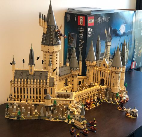 Harry Potter Lego, Harry Potter Castle, Lego Bedroom, Harry Potter Lego Sets, Best Lego Sets, Harry Potter Toys, Harry Potter Hogwarts Castle, Lego Hogwarts, Set Building