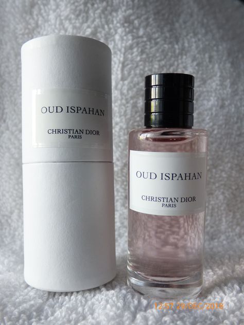 Oud Ispahan Dior Aesthetic, Oud Ispahan Dior, Perfume Wishlist, Dior Aesthetic, Body Smells, Face Beauty, Code Black, Perfume Lover, Perfume Collection