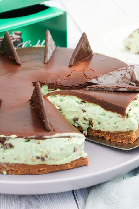 After Eight cheesecake - Cooking with my kids After 8 Cheesecake, After Eight Cheesecake, After Eight Recipes, After Eight Dessert, Mint Cheesecake, After Eight, Cheesecake Filling, Digestive Biscuits, Green Food Coloring