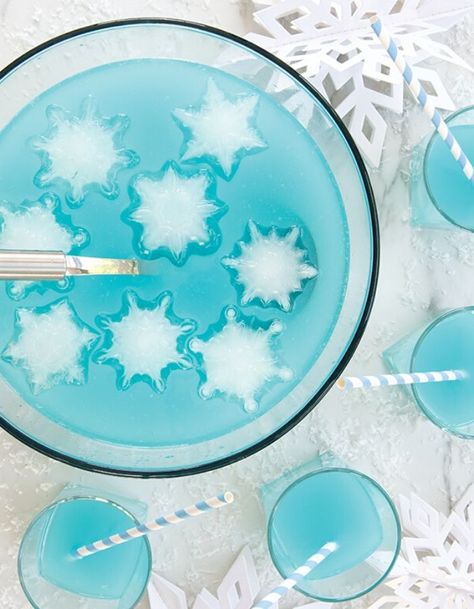 Nordicware Recipes, Schnee Party, Snowflake Birthday Party, Ice Party, Snow Party, Snowflake Party, Winter Birthday Parties, Frozen Themed Birthday Party, Snow Theme