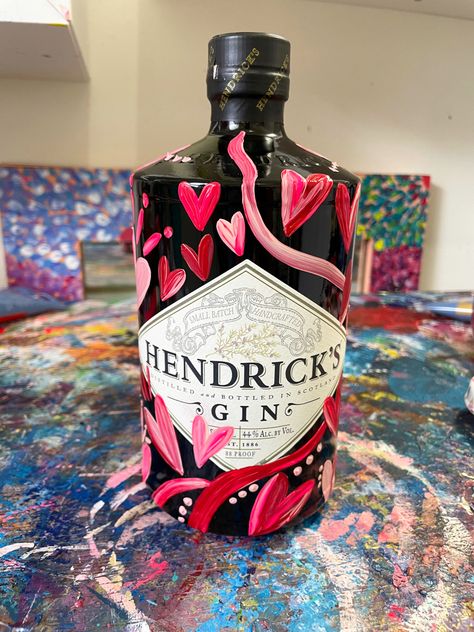 Liquor Bottle Painting, Painted Bottles Ideas, Painted Liquor Bottles, Bridal Balloons, Engagement Balloons, Bottle Decorations, Balloons Wedding, Hand Painted Wine Bottles, Hand Painted Bottles