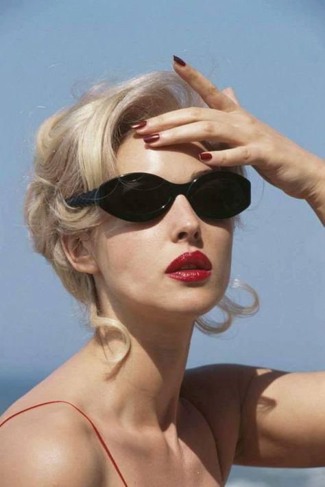 80s Sunglasses, Italian Actress, Wearing Sunglasses, Monica Bellucci, Vintage Eyewear, Red Lipstick, The Villain, Sunglasses Vintage, Cat Eye Sunglasses