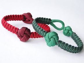 How to Make a Mandala Knot and Loop Closure/Micro Cord Cobra Weave Paracord Bracelet - YouTube Knots Jewelry, Round Braid, Uk Nature, Paracord Projects Diy, Cobra Weave, Paracord Bracelet Patterns, Paracord Bracelet Tutorial, Paracord Bracelet Diy, Braided Bracelet Diy