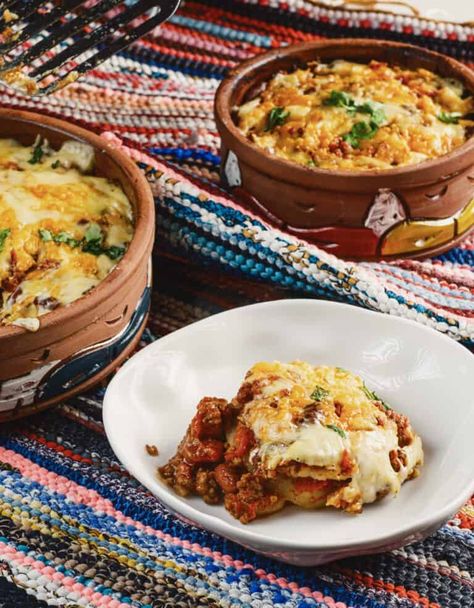 Chili Cheese Potato Casserole - Stolen Moments Cooking Tomato Beef Stew, Cheese Potato Casserole, Chili Casserole, Cornbread Salad, Leftover Chili, Bruschetta Toppings, Cheese Potato, Cheesy Potato Casserole, Mashed Potato Casserole