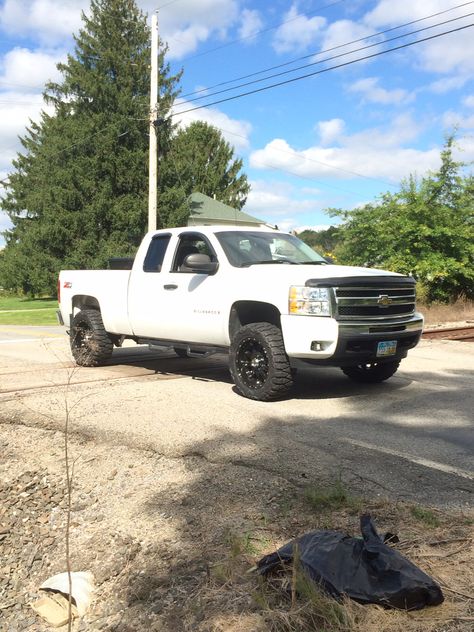 2009 chevy silverado with 4" tough country lift with 33x12.50 nittos 2013 Chevy Silverado 1500, 2009 Chevy Silverado, Truck Builds, Lifted Silverado, Chevy Trucks Silverado, 2013 Chevy Silverado, Future Trucks, Dream Vehicles, 2014 Chevy