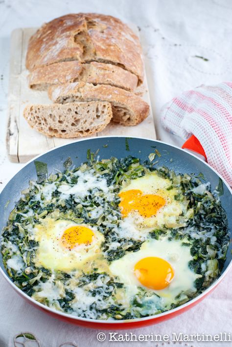 Green Shakshuka Spinach Shakshuka, Green Shakshuka, Breakfast Savory, Light Lunches, Mediterranean Foods, Vegetarian Mains, Egg Dishes, Recipe Books, Swiss Chard