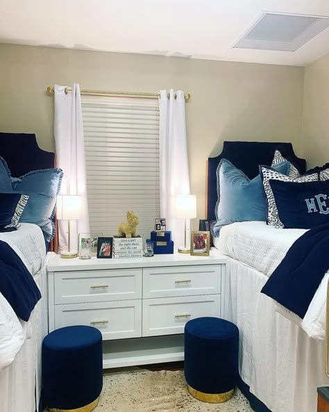 Dorm Room Ideas White, White Dorm Room Ideas, Blue Dorm Room Aesthetic, Navy Dorm Room, Dorm Room Blue, Dorm Room Seating, Blue Dorm Room, Dorm Room Chairs, White Dorm Room