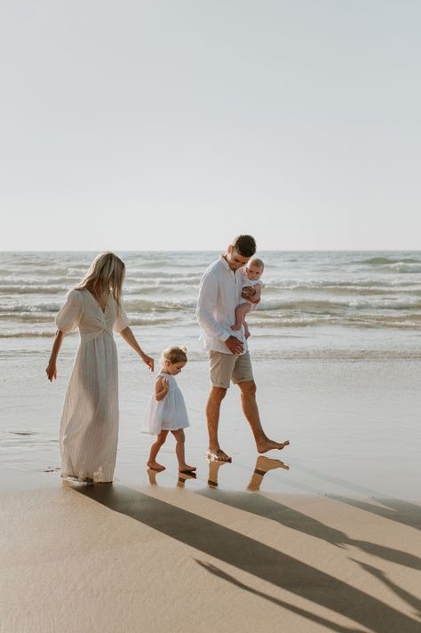 Family Beach Pictures Poses, Beach Photoshoot Family, Sunset Family Photos, Beach Picture Outfits, Family Beach Session, Photo Voyage, Beach Photo Session, Family Photoshoot Poses, Family Beach Portraits