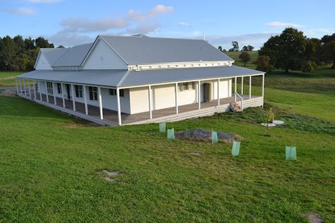 White weatherboards & "windspray" roof Windspray Roof, Colorbond Windspray, Colourbond Roof, Colorbond Colours, Remodeling Small House, Australian Country Houses, Weatherboard Exterior, Queenslander Homes, Colorbond Roof