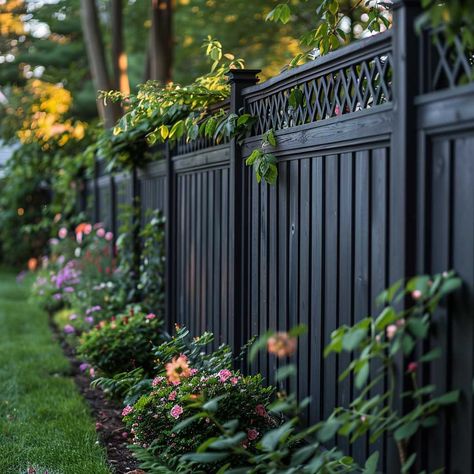 Painted Wood Fence Colors, Black Pvc Fence, Rod Iron Fence Front Yard, French Country Fence, Backyard Fence Colors Ideas, Black Garden Fence Ideas, Black Privacy Fence Ideas, Black Metal Fence Backyard, Painted Backyard Fence