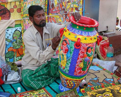 Traditional pottery of India Indian Pottery India, Indian Crafts Traditional, Diy Study Table, Native American Art Projects, India Crafts, Diy Water Fountain, Indian Arts And Crafts, Indian Pottery, Traditional Pottery