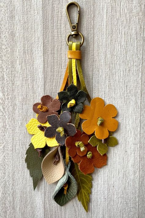 Handbag Charms: 🌟 Add Flair with Trendy Handbag Charms! 👜💫 Diy Leather Flowers, Purse Charms Diy, Custom Leather Work, Winter Market, Leather Jewelry Making, Handmade Leather Jewelry, Tassel Bag Charm, Calla Lily Flowers, 2024 Inspiration