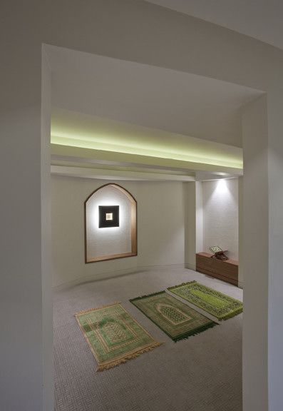 Prayer Room that would be lovely مصلی منزلي..يبعث علی السكينة والهدوء والخصوصية اثناء الصلاة Muslim Prayer Room Ideas, Prayer Room Ideas, Fesyen Islam, Prayer Corner, Islamic Decor, Islamic Prayer, Empty Room, Prayer Room, Meditation Room