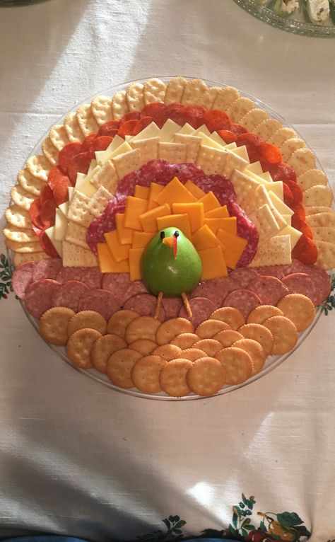 Cheese and Cracker Turkey Tray Cheese And Cracker Turkey, Turkey Cheese Tray, Easy Thanksgiving Appetizers, Cheese And Cracker Platter, Foods Around The World, Thanksgiving Food Crafts, Cultural Foods, Thanksgiving Fruit, Meat And Cheese Tray