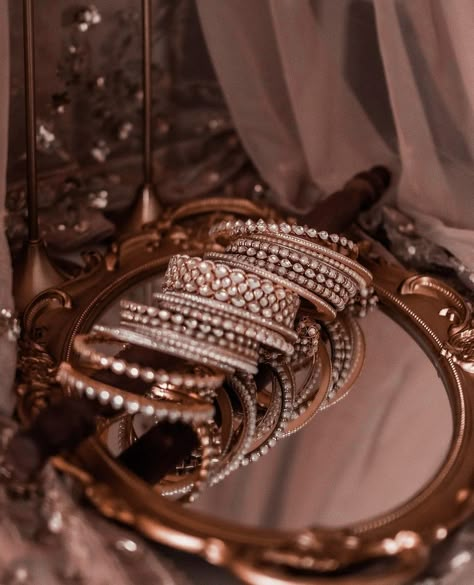 Desi Wedding Aesthetic, Jewellery Photoshoot, Jewellery Shoot, Jewellery Photography Inspiration, Desi Vibes, Jewelry Product Shots, Creative Jewelry Photography, Desi Aesthetics, Indian Bridal Jewelry Sets