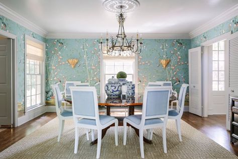Chinoiserie Wallpaper Dining Room, Chinoiserie Dining Room, Wallpaper Dining Room, Wallpaper Dining, Chinoiserie Room, Simple Window Treatments, Colorful House, Modern Luxury Interior, Vintage Apartment