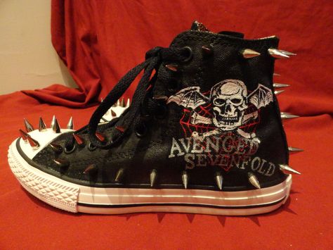 Omg. I freakin need these. Rocker Outfits, Shoes With Spikes, Emo Shoes, Studded Converse, Punk Clothes, Punk Fashion Diy, Grunge Shoes, All Star Sneakers, Diy Sneakers