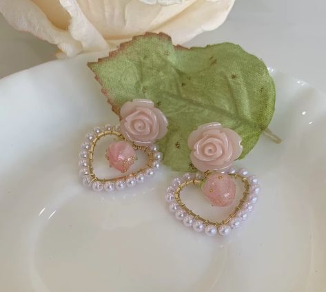 Handmade pinky dreamy earrings💖 Royalty Dr, Heart Strawberry, Pinky Rose, Dr Wardrobe, Handwritten Gifts, Strawberry Earrings, Aesthetic Earrings, Oc Outfits, Bracelet Inspo