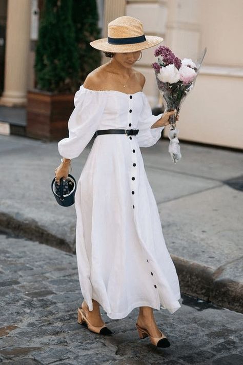 How to dress like an Italian woman this summer. Master the Italian bombshell look and what are the most important aspects of Italian fashion for summer. Italian Women Style, Fashion 60s, Elegant Summer Outfits, Italian Chic, Fashion 90s, Italian Outfits, Elegant Feminine, 90's Fashion, Moda Chic