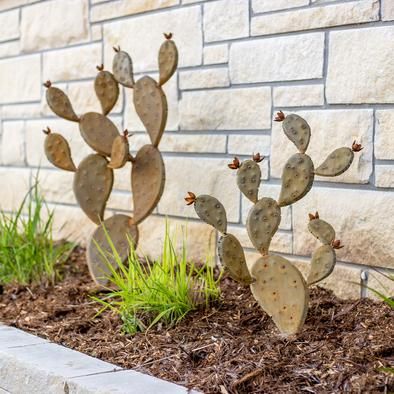 Metal Cactus, Southwest Landscape, Succulent Landscape Design, Succulent Landscaping, Pear Cactus, Raised Garden Beds Diy, Prickly Pear Cactus, Metal Yard Art, Garden Art Sculptures Diy