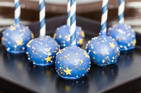 Space Birthday Desserts, Galaxy Themed Desserts, Galaxy Cakepops, Toddler Space Birthday Party, Space Theme Desserts, Space Themed Foods, Space Food Party, Moon Shaped Food, Moon Themed Food