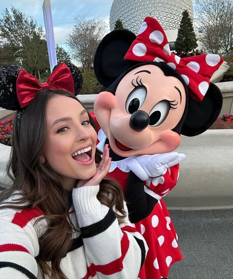 Larissa Manoela (@larissamanoela) • Instagram photos and videos Disneyland Orlando, Disney Family Outfits, Disney Poses, Disney Picture Ideas, Disney Trip Outfits, Disneyland Christmas, Disneyland Photos, Disney Photo Ideas, Disney Paris