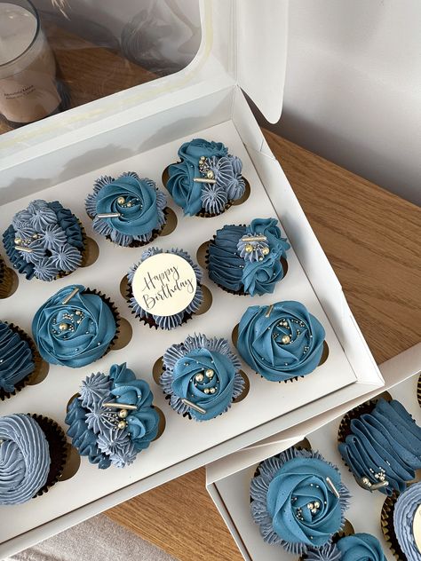 20th Birthday Cupcakes For Him, Dark Blue Birthday Cake For Men, Blue Cupcake Designs, Blue Themed Cupcakes, Boyfriend Birthday Cupcakes, Blue Cupcakes For Men, Blue Cupcakes Decoration, Birthday Cupcake Decorating Ideas For Men, Male Birthday Cupcakes