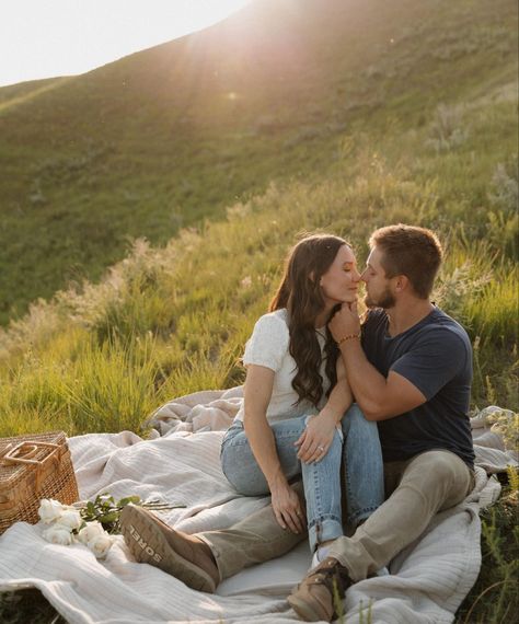 Field Photoshoot Outfits Couple, White Sheet In Field Photoshoot, Quilt Engagement Pictures, Couples Blanket Photoshoot, Picnic Blanket Photoshoot Couple, Engagement Photos Sitting On Blanket, Blanket Couple Photoshoot, Couple Sitting On Blanket Poses, Couples In A Field Photography