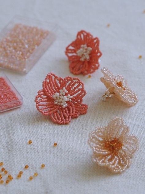 Flower Bead Embroidery, Beads Flowers Tutorial, How To Bead Embroidery, Bead Embroidery Flower, Flower Earrings Tutorial, Beaded Flower Earrings, Beaded Flower Necklace, French Beading, Crochet Scrunchies