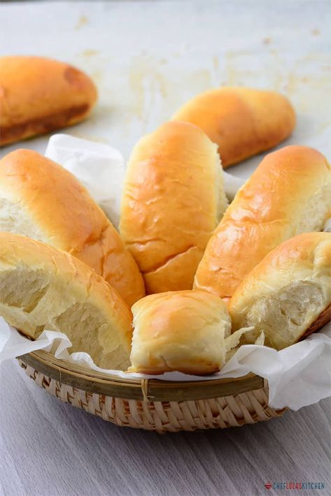 A Quick And Easy Hot Dog Buns recipe Light And Fluffy Hot Dog Buns, Quick And Easy Hot Dog Buns, Homemade Sausage Buns, Hotdogs Buns Recipe, Homemade Brat Buns, Sausage Buns Recipe, Hot Dog Rolls Recipe, Best Hot Dog Recipes, Brat Buns Recipe