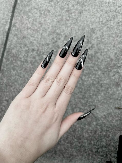 Goth French Tips, Emo Black Nails, Goth Nails Almond, Mall Goth Nails, Easy Goth Nails, Goth Fall Nails, Goth Acrylic Nail Designs, Long Goth Nails, Simple Goth Nails