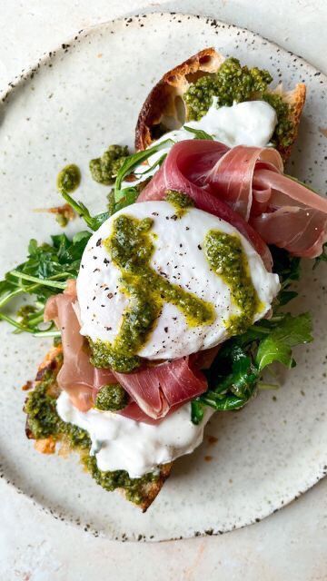 Italian Food Breakfast, Buratta Pesto, Italian Brunch Ideas, Breakfast Burrata, Pretty Toast, Breakfast Plating, Prosciutto Breakfast, Italian Toast, Stracciatella Cheese